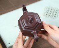 泉眼無(wú)聲惜細(xì)流，樹(shù)蔭照水愛(ài)晴柔。